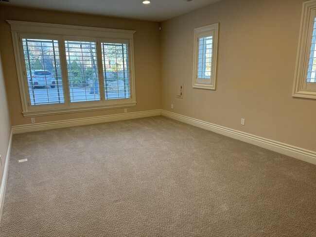 Building Photo - 4900 Marilyn Dr