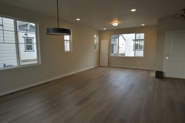 Building Photo - 10202 Spry St