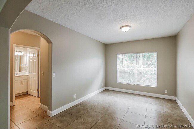 Building Photo - 3939 Jasmine Ln