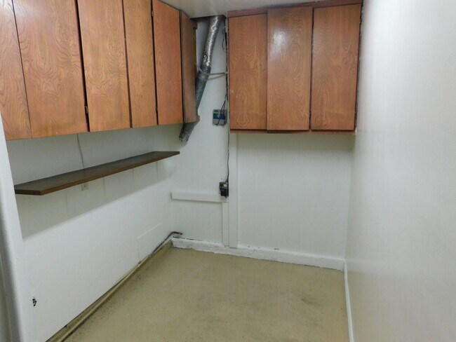 Building Photo - Spacious 5 Bed, 2 Bath one story house in the city of Orange.