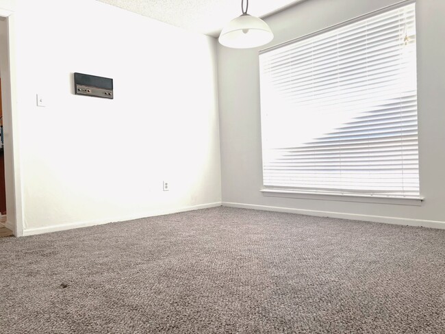 Building Photo - 13903 Greenway Dr