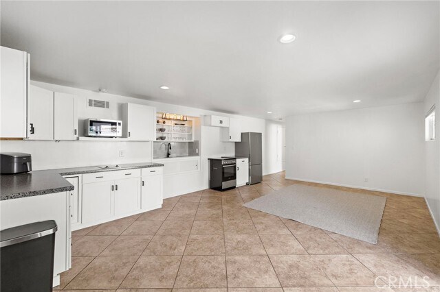 Building Photo - 2120 Temple Hills Dr