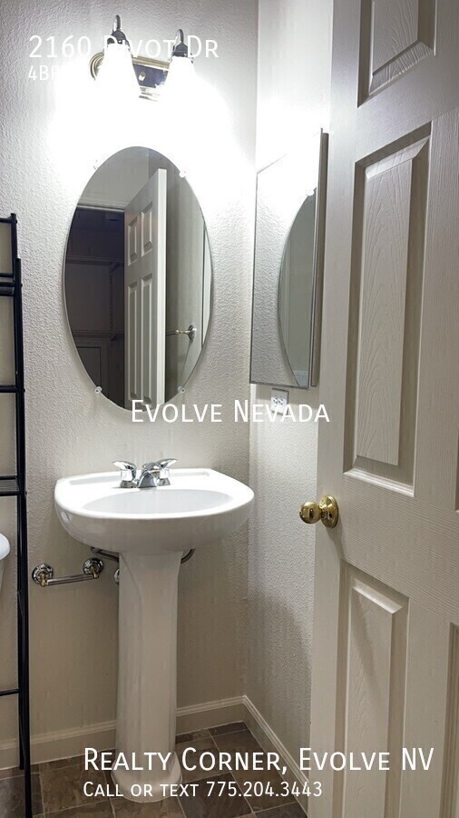 Building Photo - 2160 Divot Dr