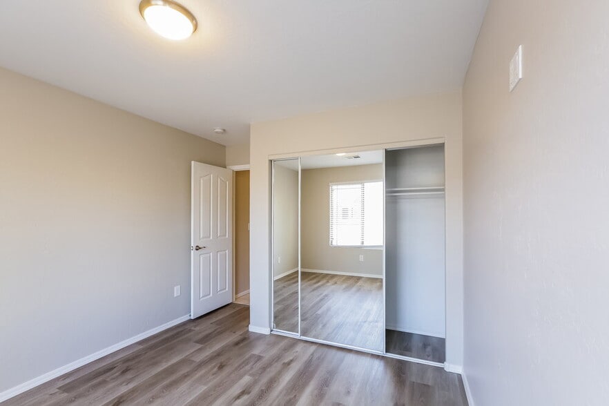 Building Photo - 1510 N Saddle St