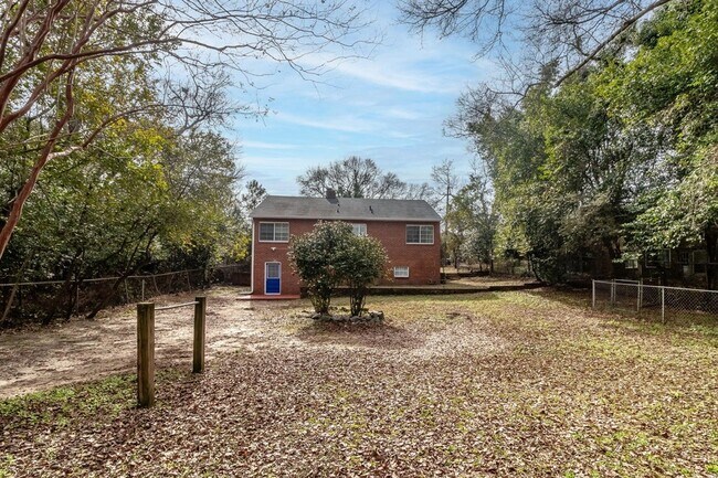 Building Photo - 2113 Cresswell Dr