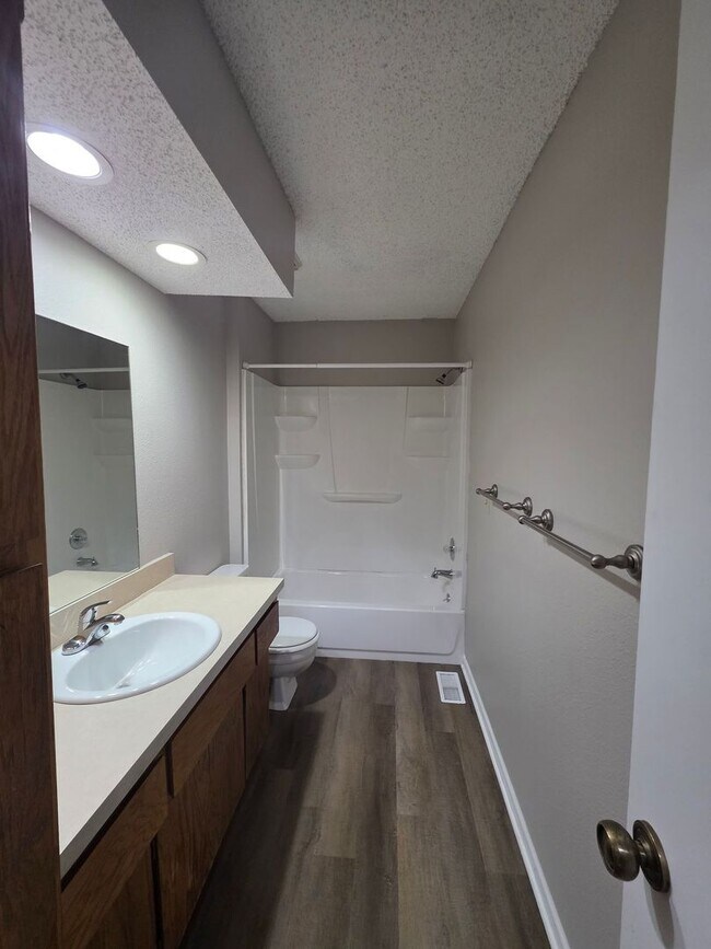 Building Photo - Spacious 2 Bedroom Quadplex with Garage