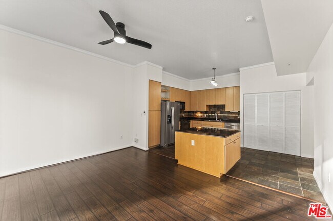 Building Photo - 388 E Ocean Blvd