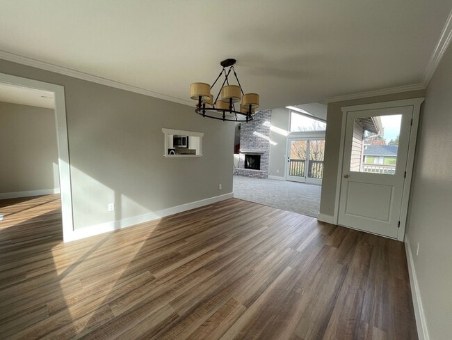 Building Photo - Fantastic Fairwood Home - Impressive interiors and lots of space