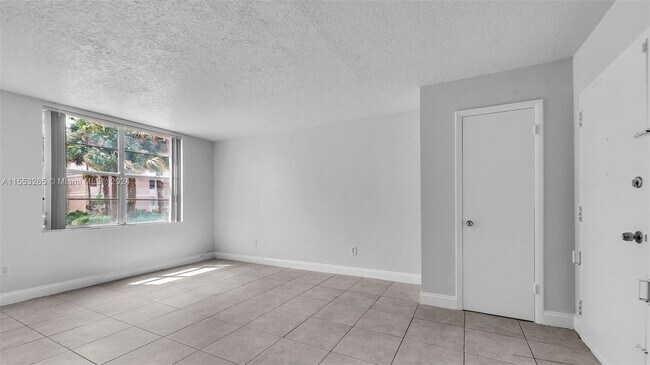 Building Photo - 1825 W 56th St