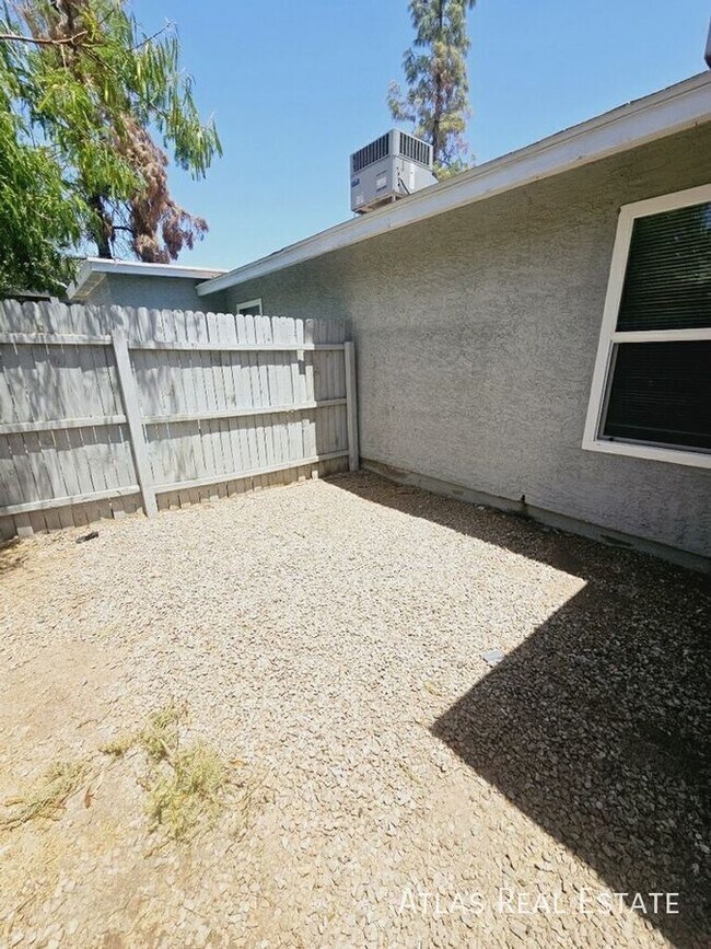 Building Photo - 2826 E Capri Cir