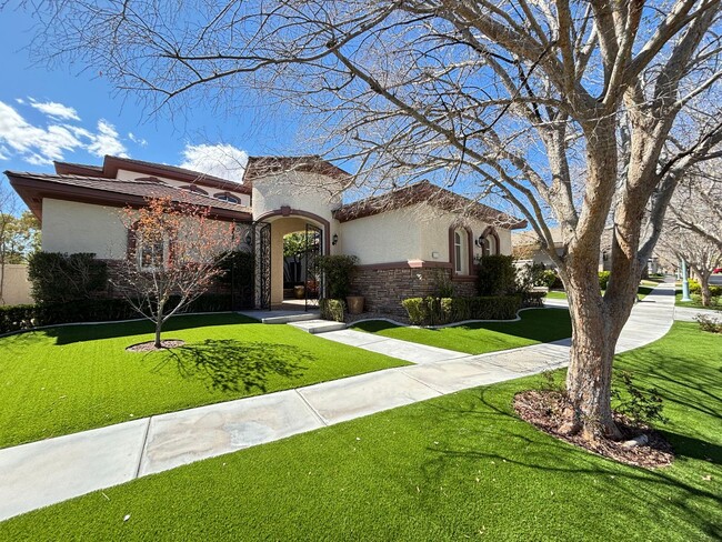 Building Photo - Gorgeous 4bed/4.5 bath home in Queensridge!