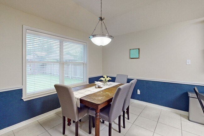 Building Photo - 3 bedroom, 2 bathroom home in the Castlega...