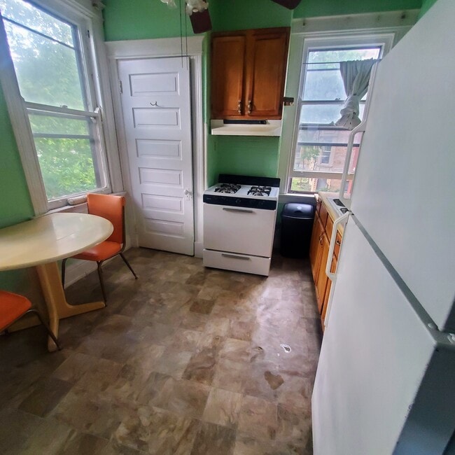 Building Photo - 2451 Maplewood Ave