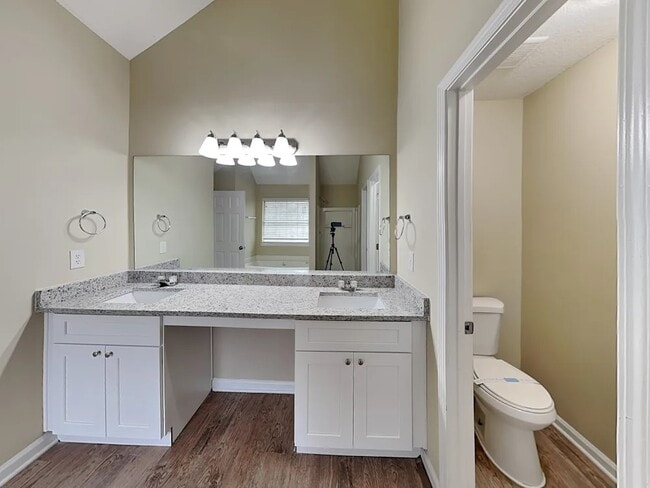 Building Photo - 408 Leafmore Rd SW