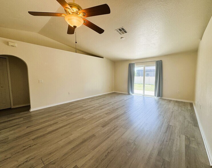 Building Photo - Your Dream Home Awaits in North Port!