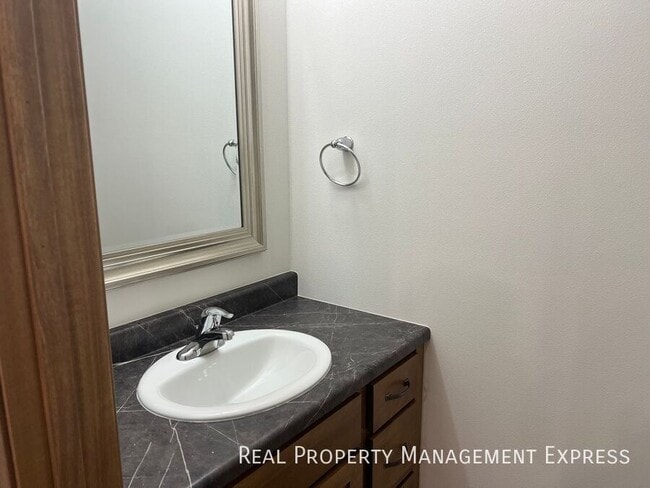 Building Photo - Modern 3 Bedroom 2.5 Bathroom Townhome