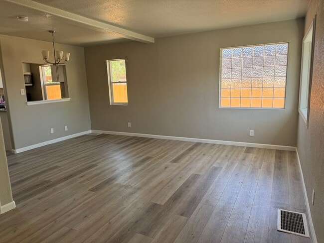 Building Photo - Near the heart of downtown 3 bedroom, 2 ba...