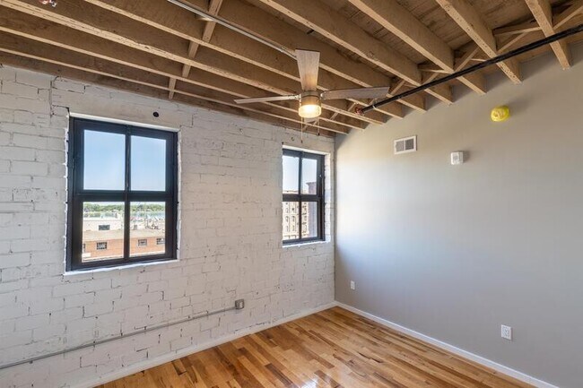 Building Photo - 116 N 4th St