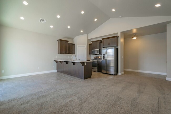 Building Photo - 3 Bedroom Townhome in Hidden Valley with C...