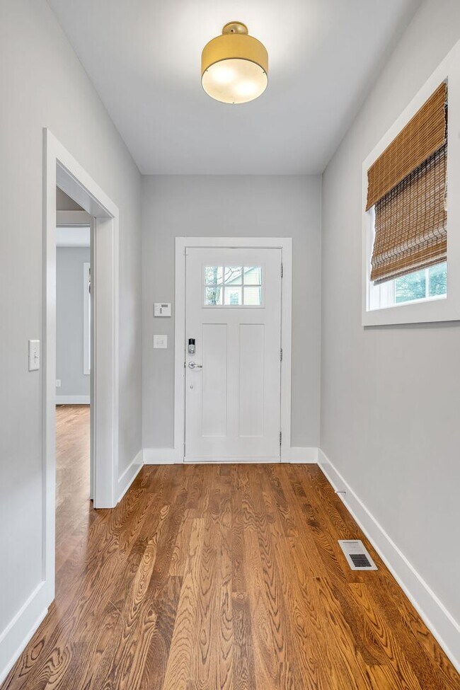 Building Photo - 4 BR, two-story rental with finished basement in WEHO!