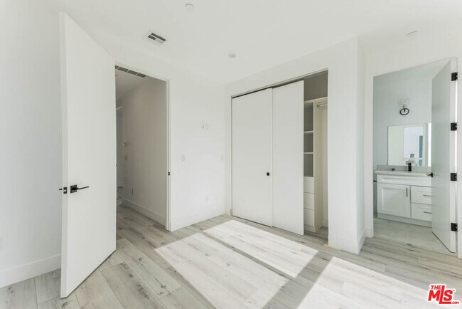 Building Photo - 1236 Beachwood Dr