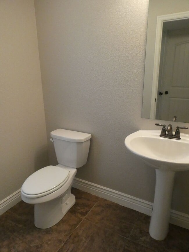 Building Photo - Two-story cottage with 3 bedrooms and 2-1/...