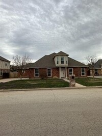 Building Photo - 3310 Silver Oaks Dr