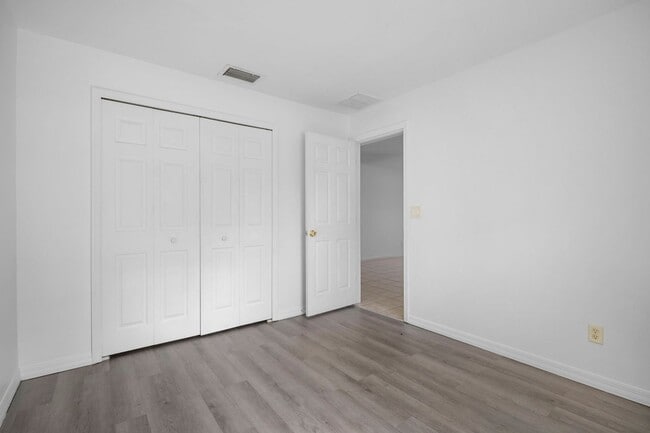 Building Photo - 4646-4646 15th St SW