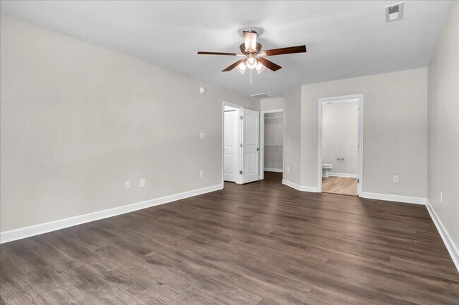 Building Photo - 3 Bedroom 2.5 Bathroom Home