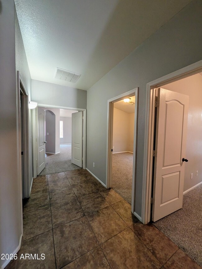 Building Photo - 738 E Saddle Way