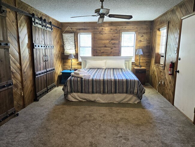 Building Photo - Large Three Bedroom Home Close To Midtown ...