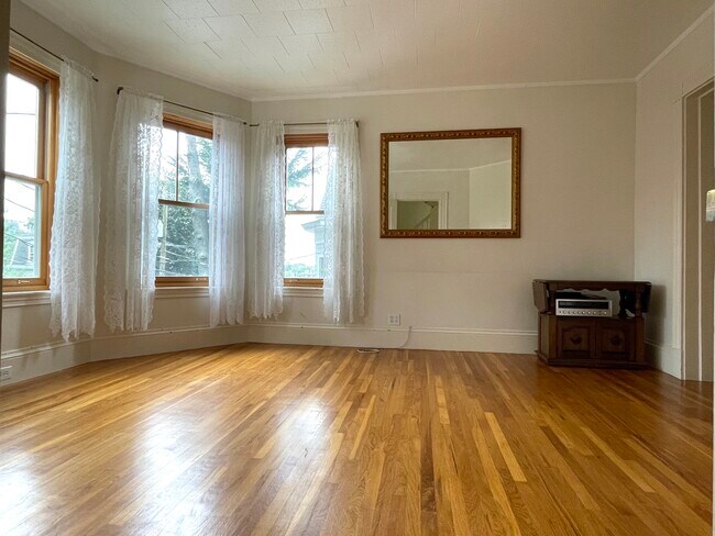 Building Photo - 20 Central St