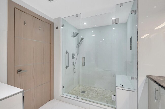 Building Photo - 4301 N Ocean Blvd