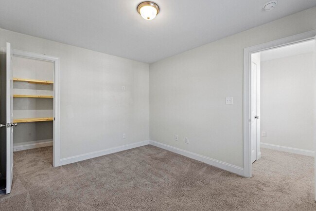 Building Photo - Large 4 bedroom in The Shores and Windpointe!