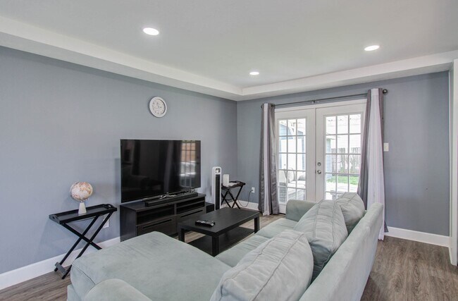 Building Photo - 3330 Kelton St