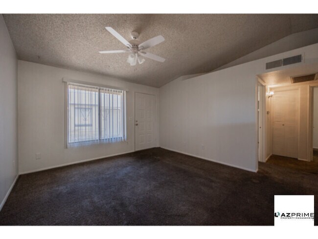 Building Photo - Discover Comfort in This Charming 2/1 Phoe...