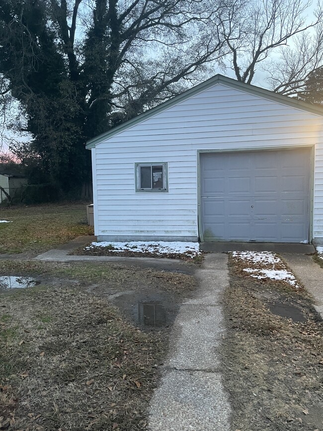 Building Photo - 629 River Creek Rd