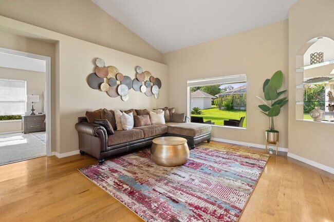Building Photo - Fully furnished home