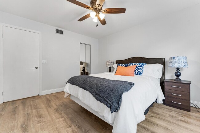 Building Photo - 7843 Willow Spring Dr