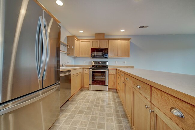 Building Photo - Spacious 3 bedroom townhome close to CK sc...