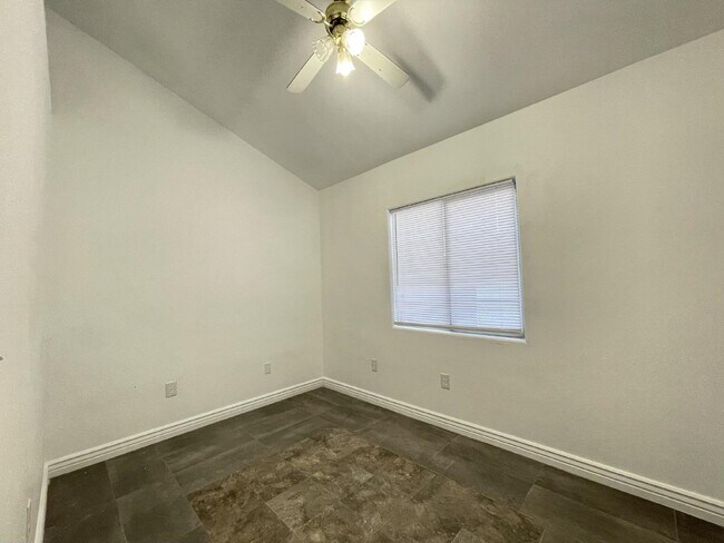 Building Photo - 2078 Del Rey Dr