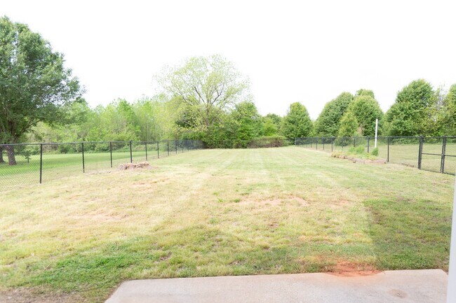 Building Photo - Beautiful 3 bedroom, 2 bath single family home