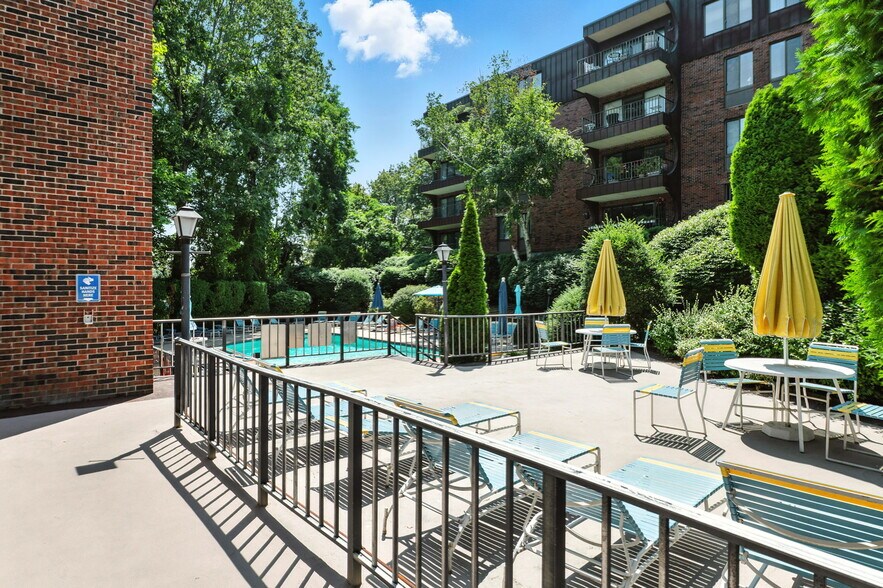 Building Photo - 1006 Paradise Rd