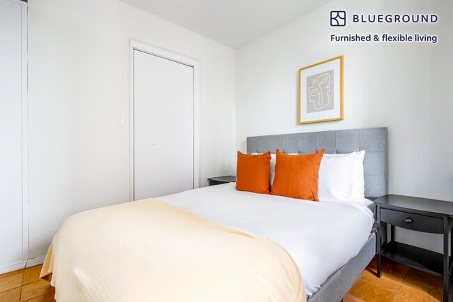 Building Photo - 245 E 40th St