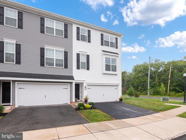 Building Photo - 131 Edgewater Ct