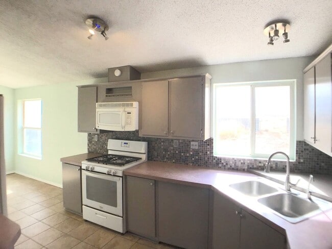 Building Photo - 4 bedroom home in Moriarty. Country Living! Close to I-40.