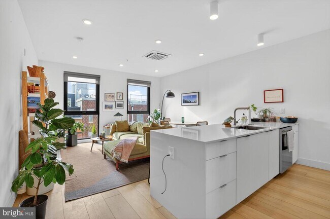 Building Photo - 2007 Cambridge St