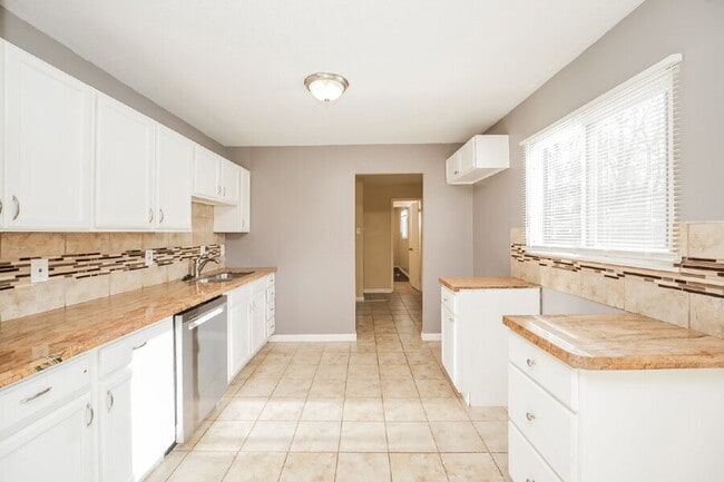 Building Photo - 25240 Sandhurst Rd