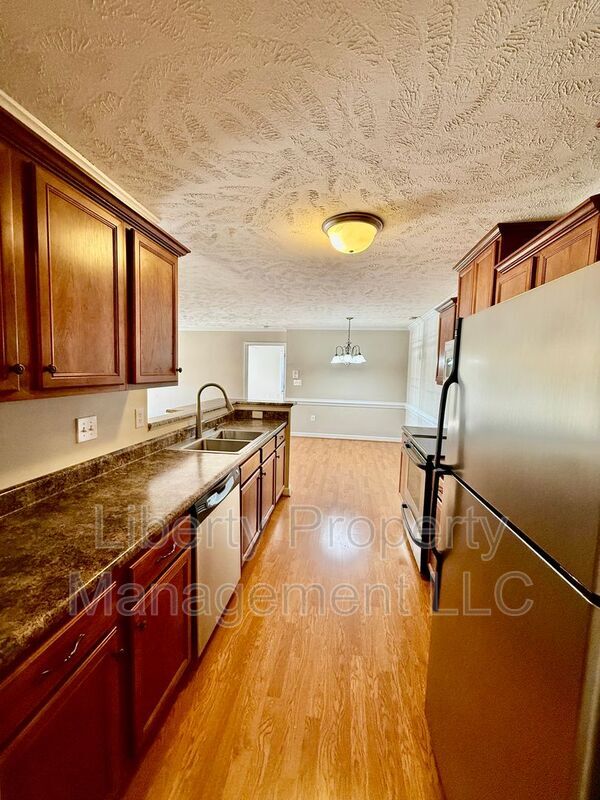 Building Photo - 1800 Balmoral Dr