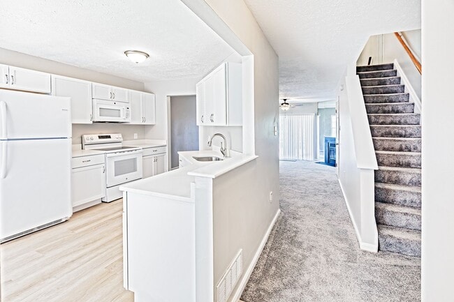 Building Photo - 2 bedroom, 2.5 bath end unit townhome in Newark